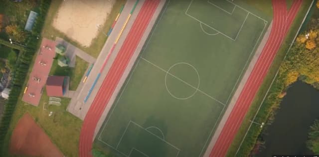 Ile metrów ma bieżnia na orliku? Sprawdź jej wymiary i funkcje Ile metrów ma bieżnia na orliku? Sprawdź jej wymiary i funkcje