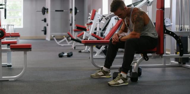 Ile powinien trwać trening siłowy na redukcji, aby schudnąć skutecznie?